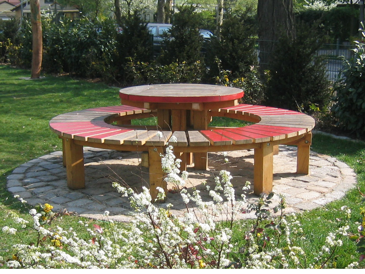 Rundbank mit Mitteltisch 