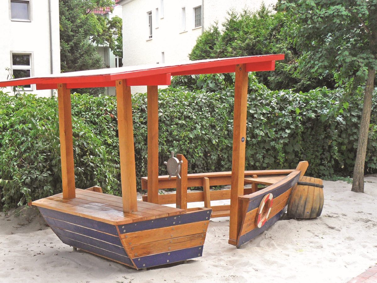 Spielschiff mit Sonnenschut 