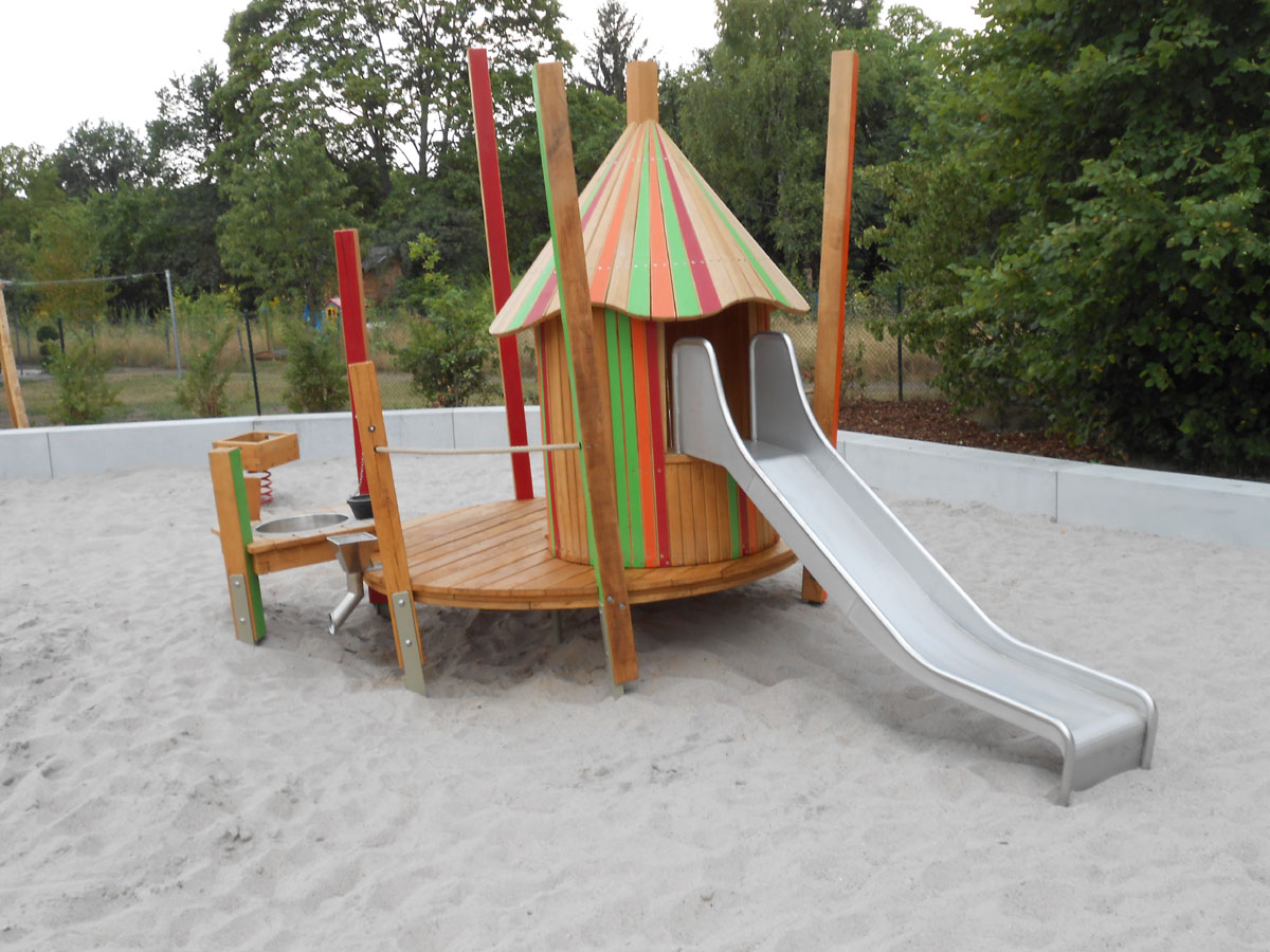 Buddel Bude Spitzdach mit Rutsche 