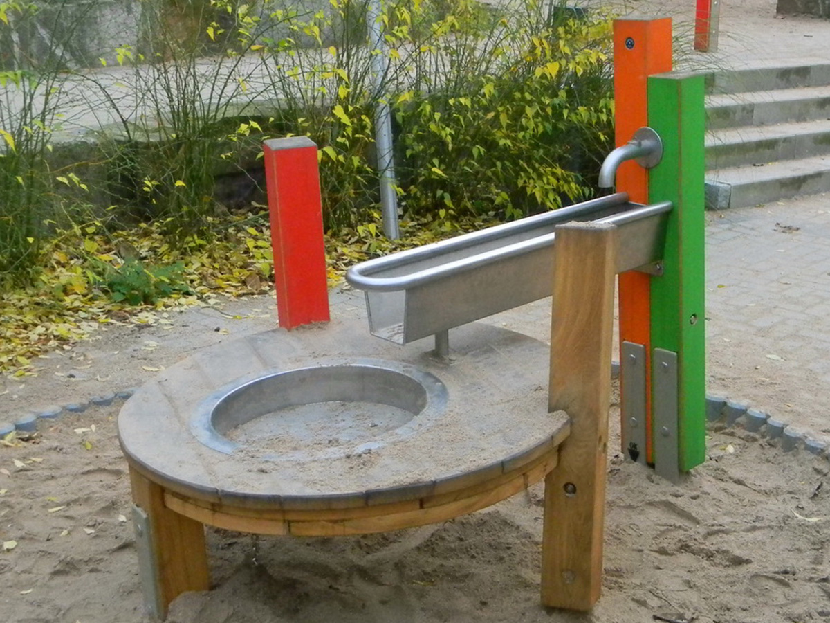 Matschtisch mit Wasserspiel Rund 