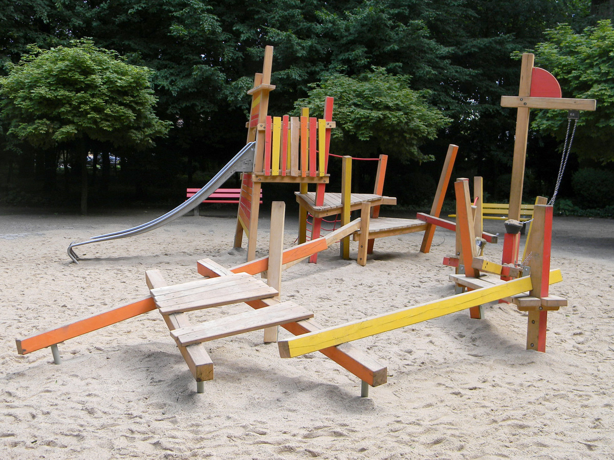 Kletterturm mit Sandspiel 