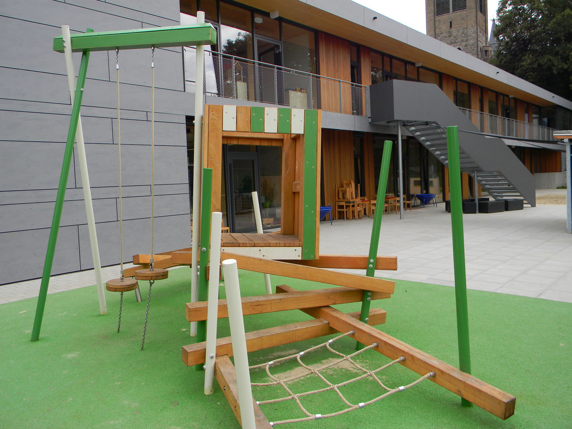 kleines Rohrstückchen mit Kistenbude 