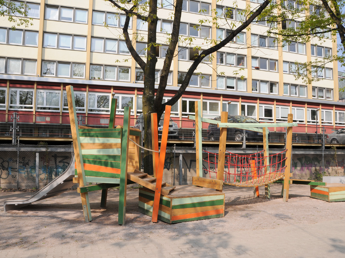 Kistenbalance mit Wackelbrücke 