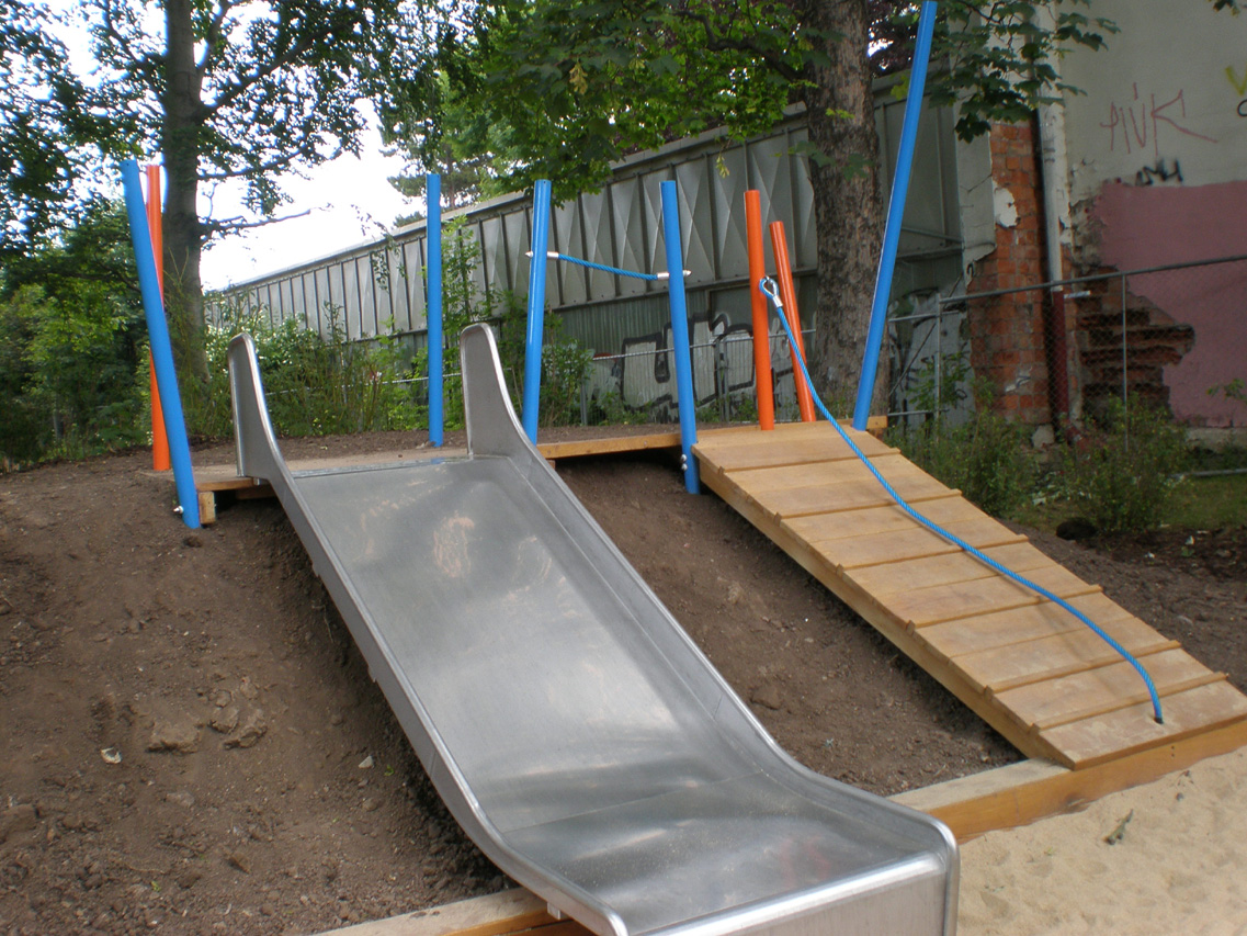 Hangrutsche mit Kletteraufstieg 